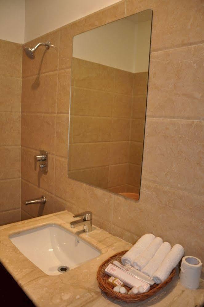 Fabhotel Basera Amritsar Buitenkant foto