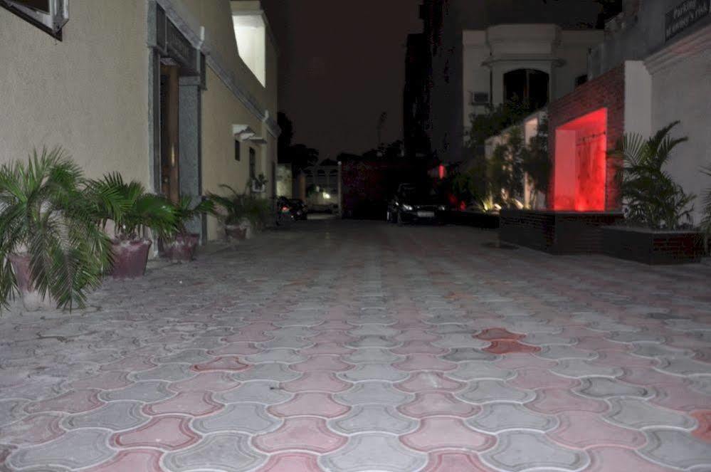 Fabhotel Basera Amritsar Buitenkant foto